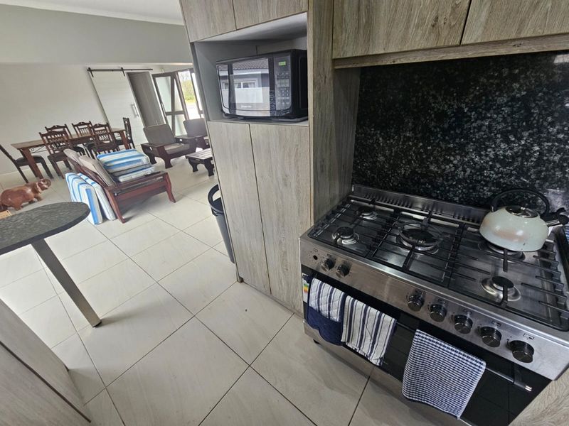 Modern, Fully Furnished Beachside Home - Perfect for Holiday Living! - Photo 6