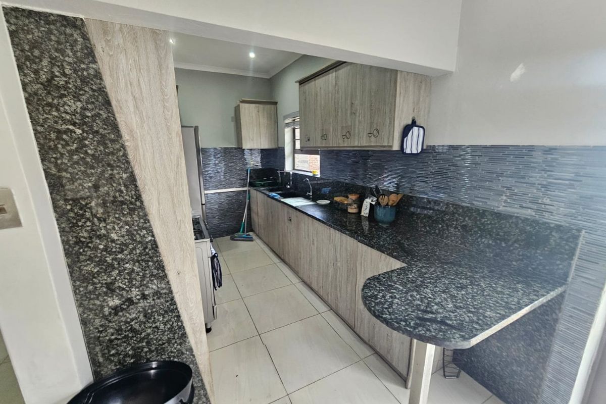 Modern, Fully Furnished Beachside Home - Perfect for Holiday Living! - Photo 5