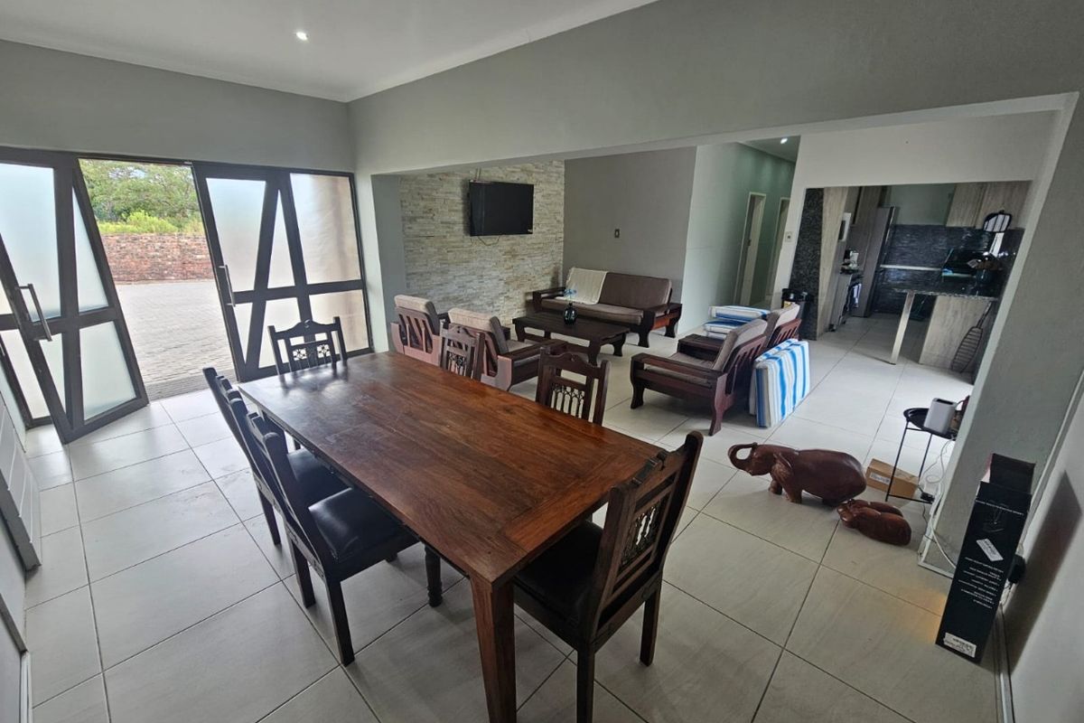 Modern, Fully Furnished Beachside Home - Perfect for Holiday Living! - Photo 4