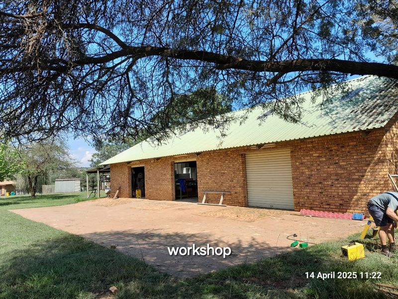 Modern and spacious with 200m2 Workshop - 3 phase electricity - Chicken houses - Photo 8