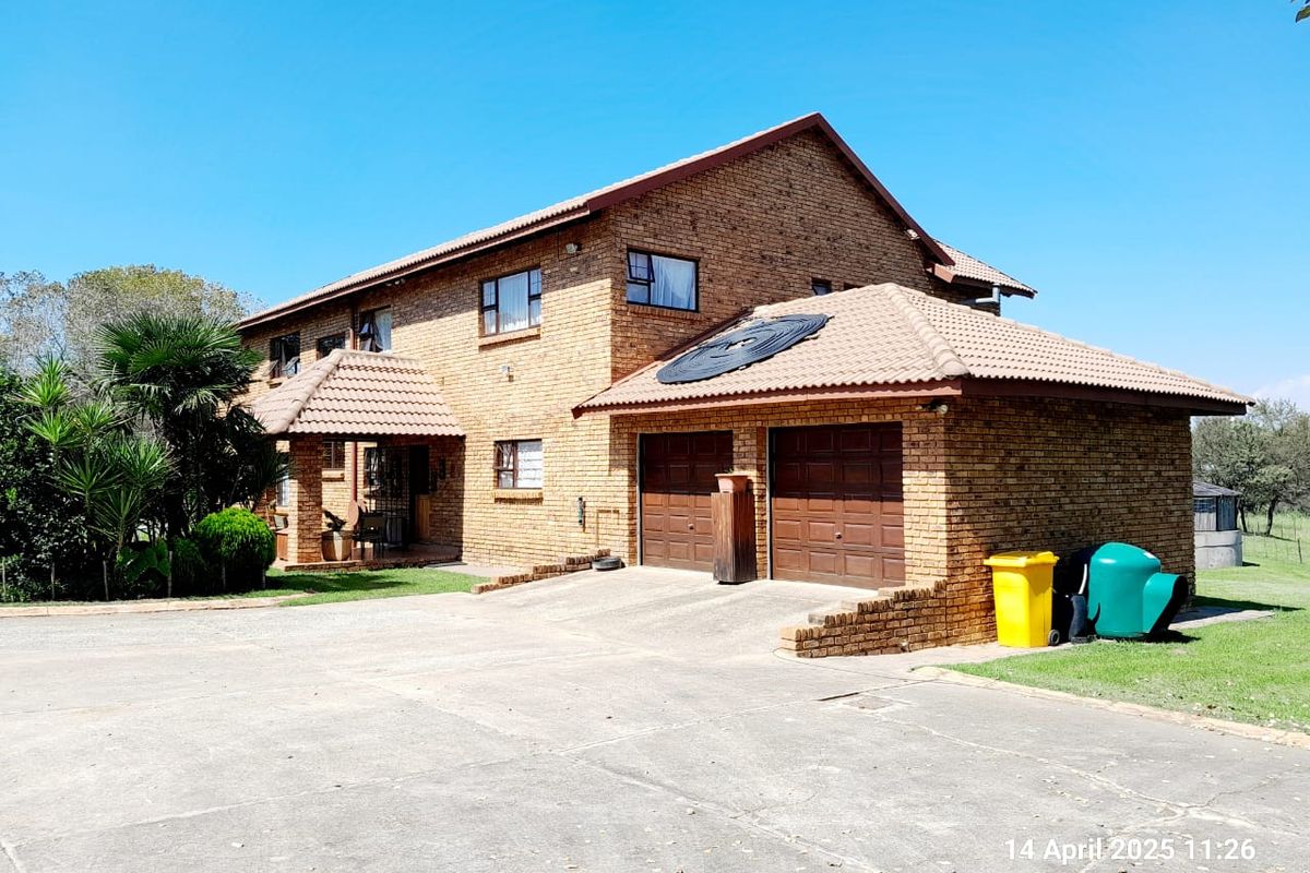 Modern and spacious with 200m2 Workshop - 3 phase electricity - Chicken houses - Photo 3