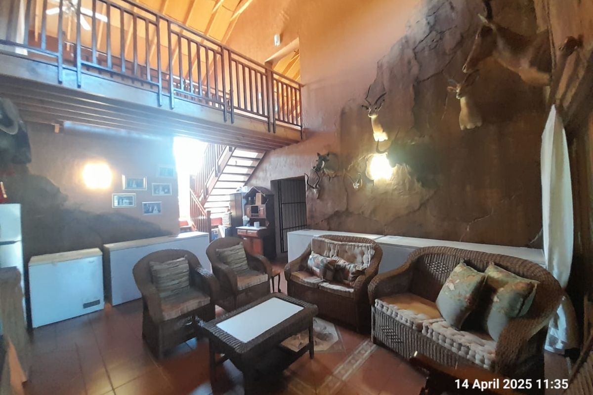 Modern and spacious with 200m2 Workshop - 3 phase electricity - Chicken houses - Photo 4