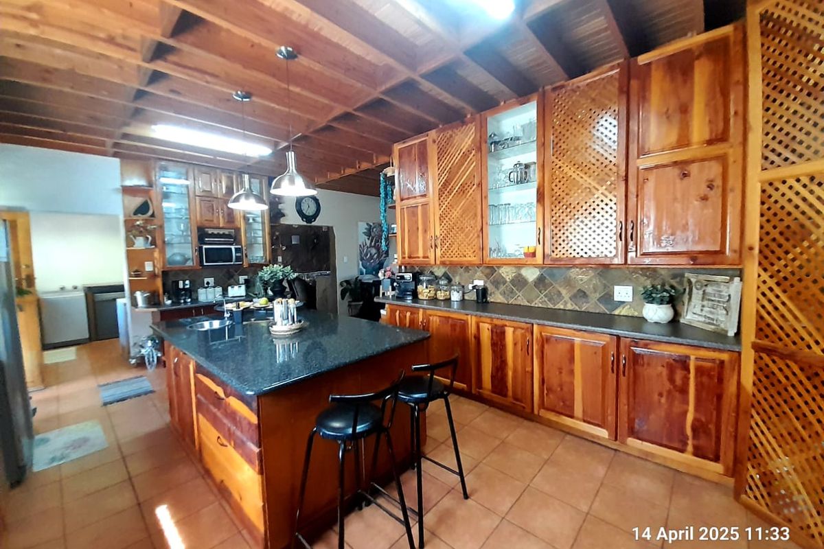 Modern and spacious with 200m2 Workshop - 3 phase electricity - Chicken houses - Photo 5