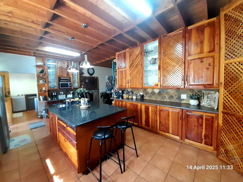 Modern and spacious with 200m2 Workshop - 3 phase electricity - Chicken houses - Photo 5