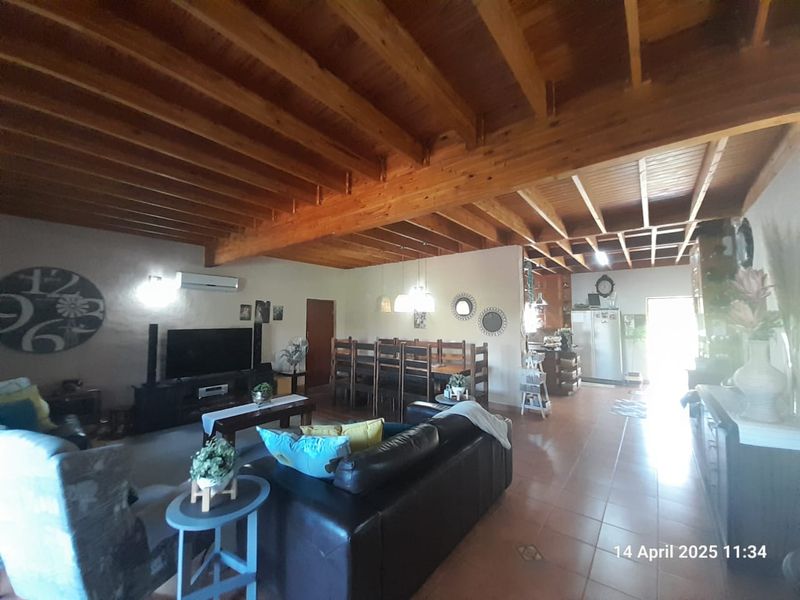 Modern and spacious with 200m2 Workshop - 3 phase electricity - Chicken houses - Photo 10