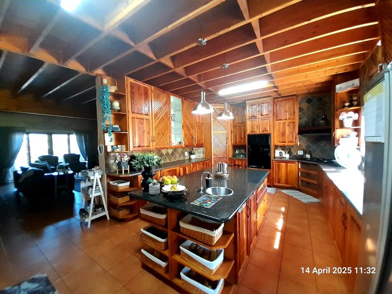 Modern and spacious with 200m2 Workshop - 3 phase electricity - Chicken houses - Photo 2