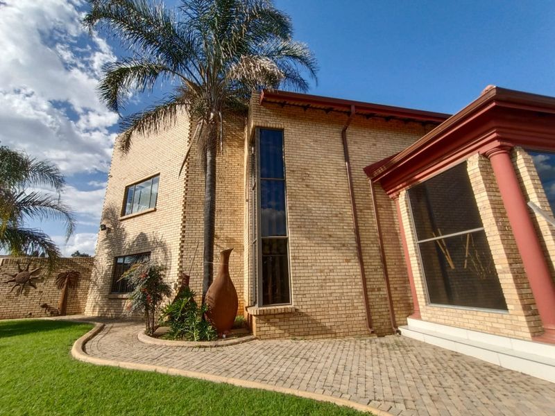 !A Flying Start to Perfection!  !Style, Modern Acceptance!  !Proper Secured Area! - Photo 2