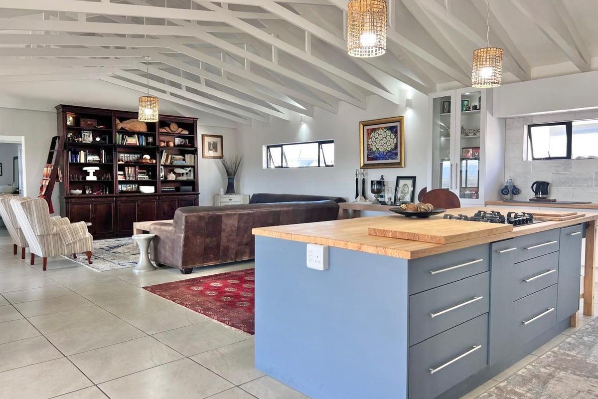 Modern Home in Blue Waters Estate - Photo 3