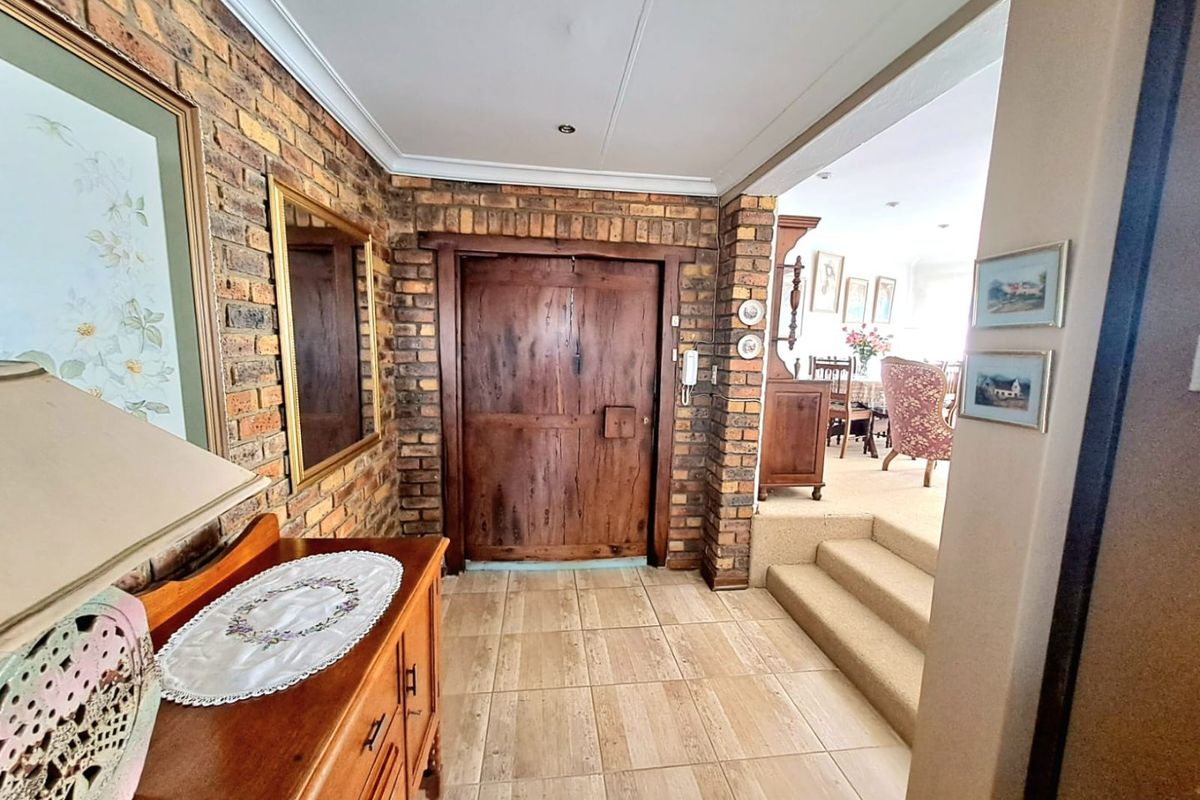 IMMACULATE, MODERN AND BEAUTIFUL HOME IN THREE RIVERS EAST... - Photo 2