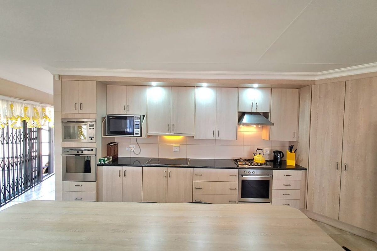 IMMACULATE, MODERN AND BEAUTIFUL HOME IN THREE RIVERS EAST... - Photo 5