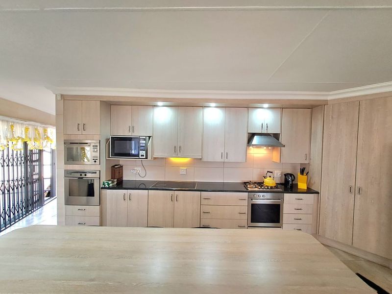 IMMACULATE, MODERN AND BEAUTIFUL HOME IN THREE RIVERS EAST... - Photo 5