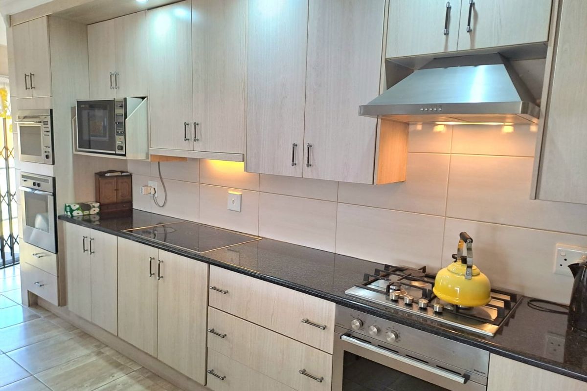 IMMACULATE, MODERN AND BEAUTIFUL HOME IN THREE RIVERS EAST... - Photo 3