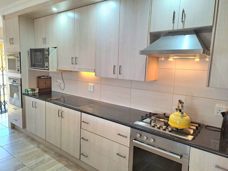 IMMACULATE, MODERN AND BEAUTIFUL HOME IN THREE RIVERS EAST... - Photo 3