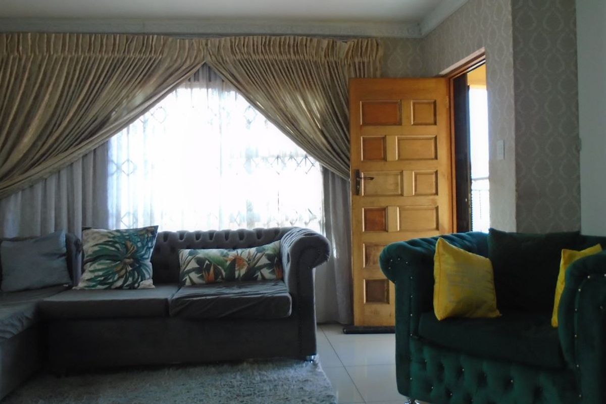 Welcome to this charming and move-in ready family home . - Photo 4