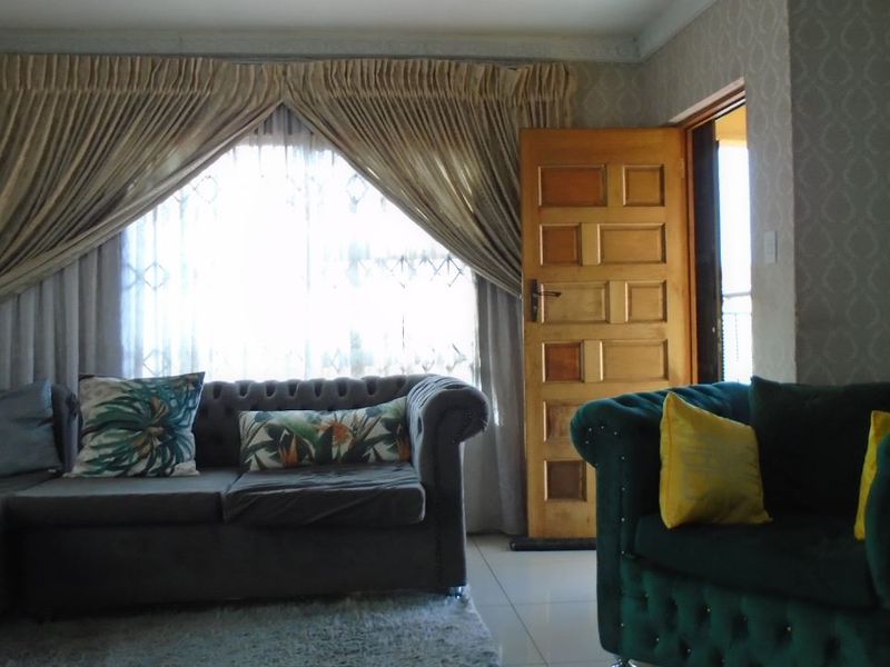 Welcome to this charming and move-in ready family home . - Photo 4