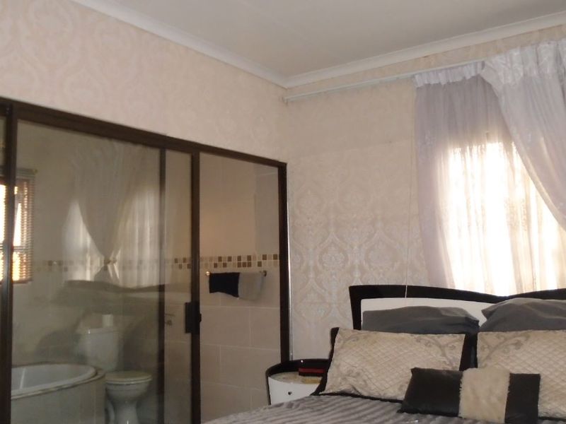 Welcome to this charming and move-in ready family home . - Photo 10