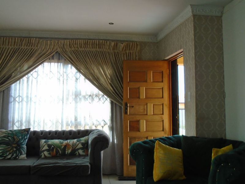 Welcome to this charming and move-in ready family home . - Photo 5