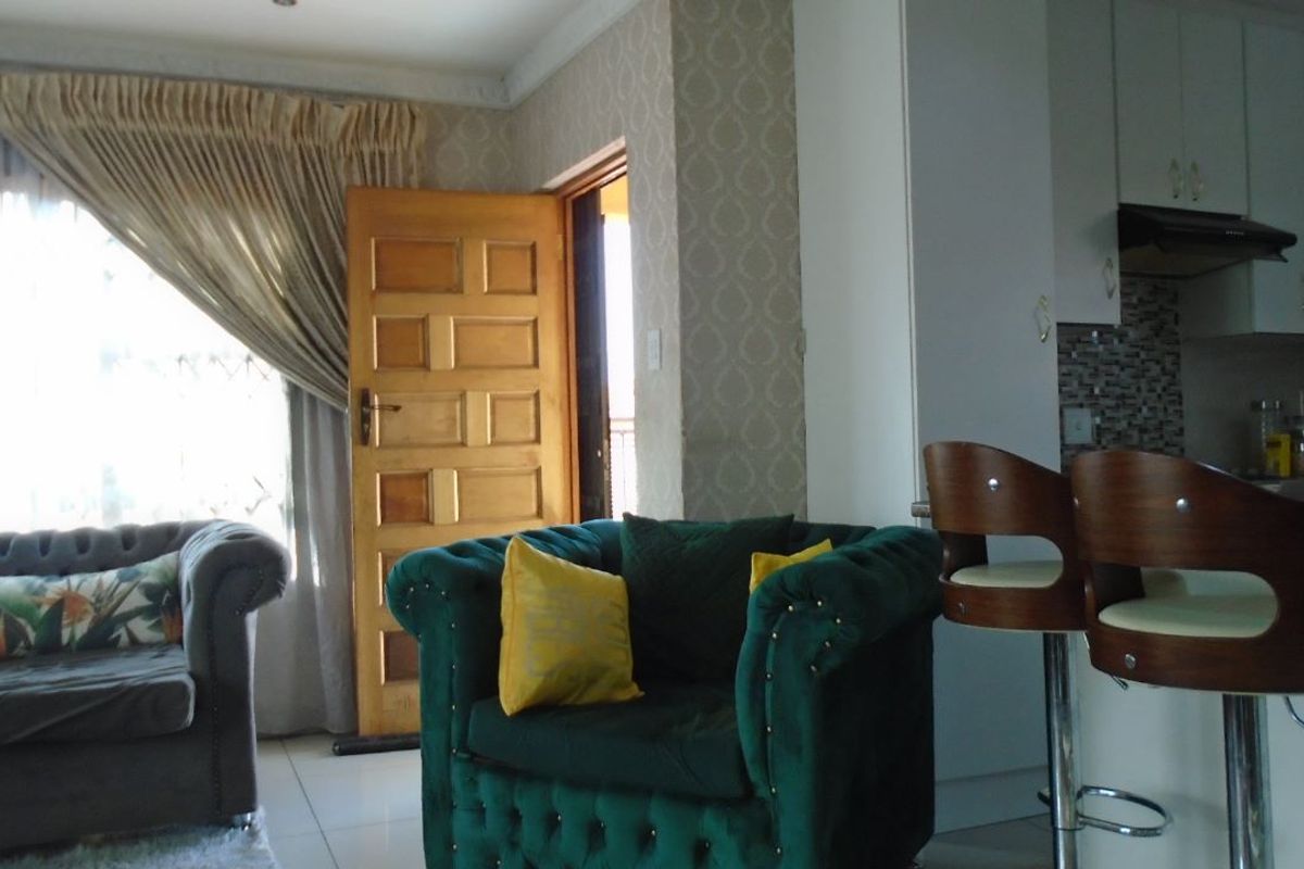Welcome to this charming and move-in ready family home . - Photo 2