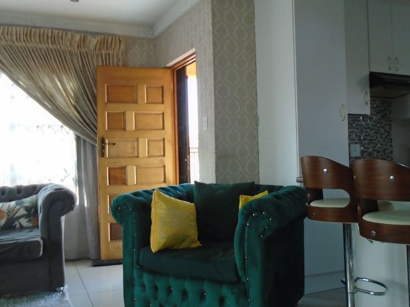 Welcome to this charming and move-in ready family home . - Photo 2