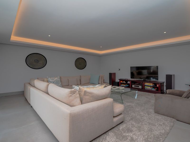 Luxurious Retreat in Zimbali Estate - Photo 9