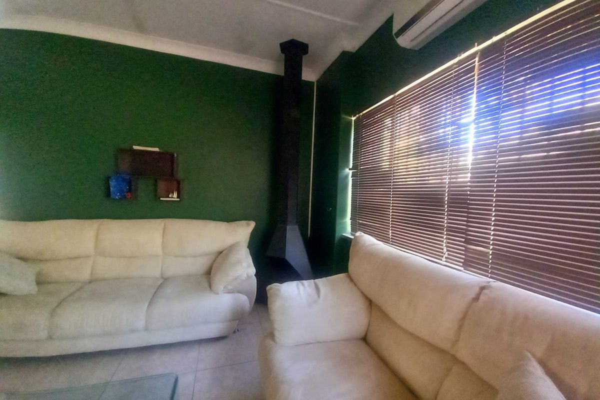 This unique, brand new, 3 bedroom house is located in Arcon Park! - Photo 3