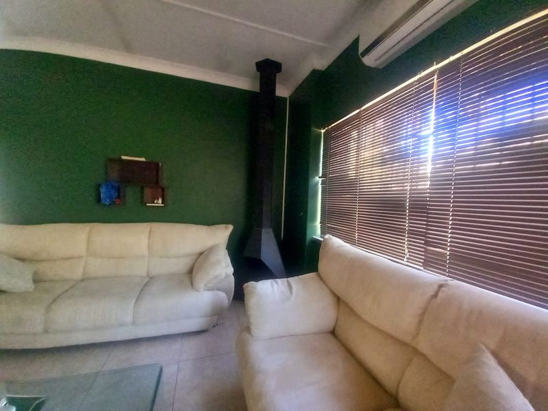 This unique, brand new, 3 bedroom house is located in Arcon Park! - Photo 3