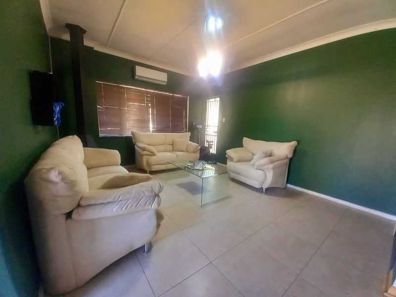 This unique, brand new, 3 bedroom house is located in Arcon Park! - Photo 10