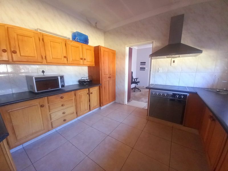 This unique, brand new, 3 bedroom house is located in Arcon Park! - Photo 8