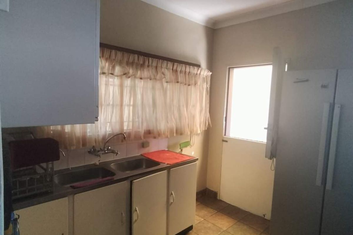 Prime property in a quiet neighborhood for sale in Frankfort. - Photo 3