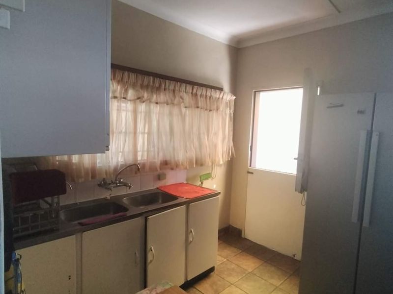 Prime property in a quiet neighborhood for sale in Frankfort. - Photo 3