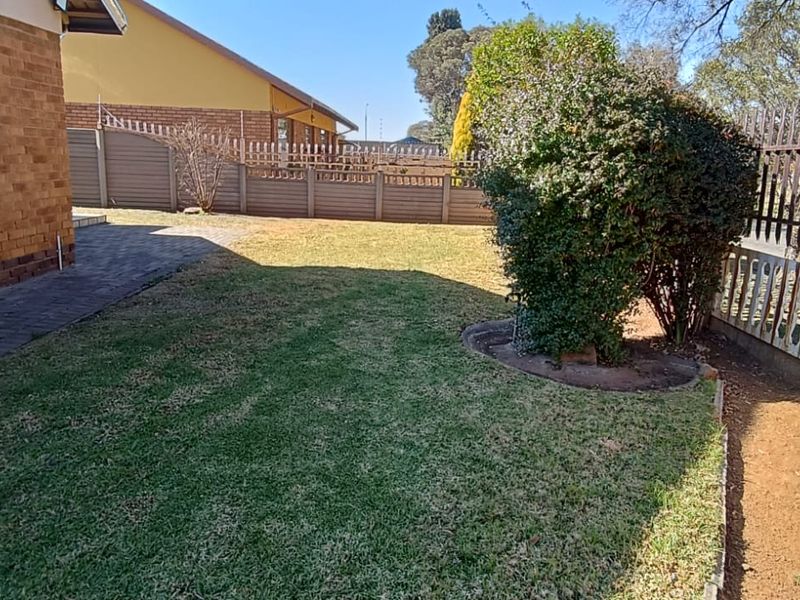 Modern Family Home in Quiet Neighborhood - Photo 4