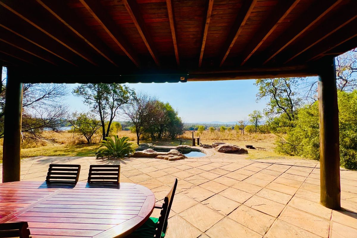 4 Bedroom House with stunning views! - Photo 2