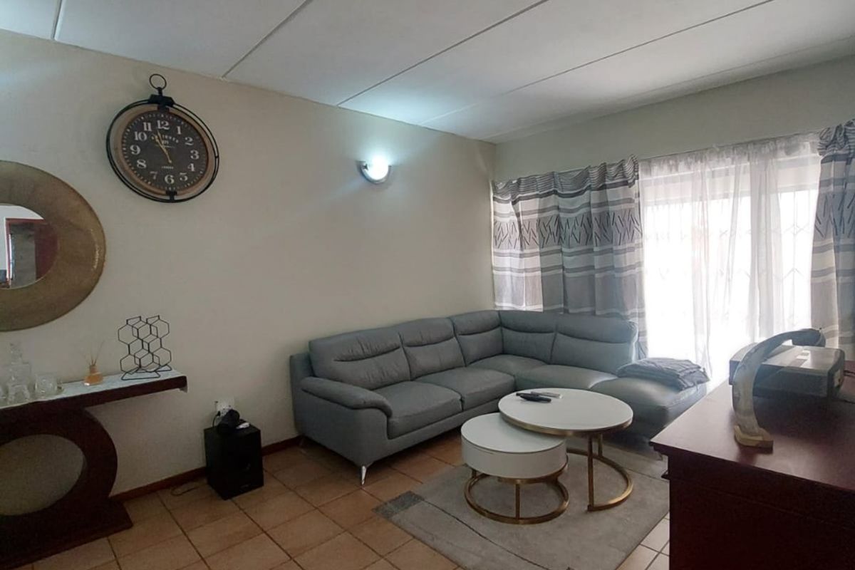 Ultra modern duplex unit on ground floor for sale in popular complex, Sasolburg. - Photo 5