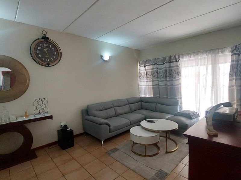 Ultra modern duplex unit on ground floor for sale in popular complex, Sasolburg. - Photo 5