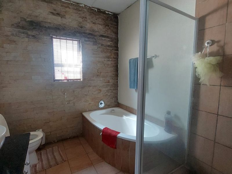 Ultra modern duplex unit on ground floor for sale in popular complex, Sasolburg. - Photo 10