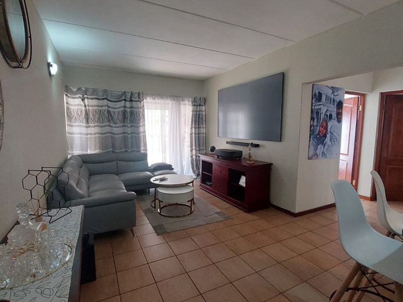 Ultra modern duplex unit on ground floor for sale in popular complex, Sasolburg. - Photo 6