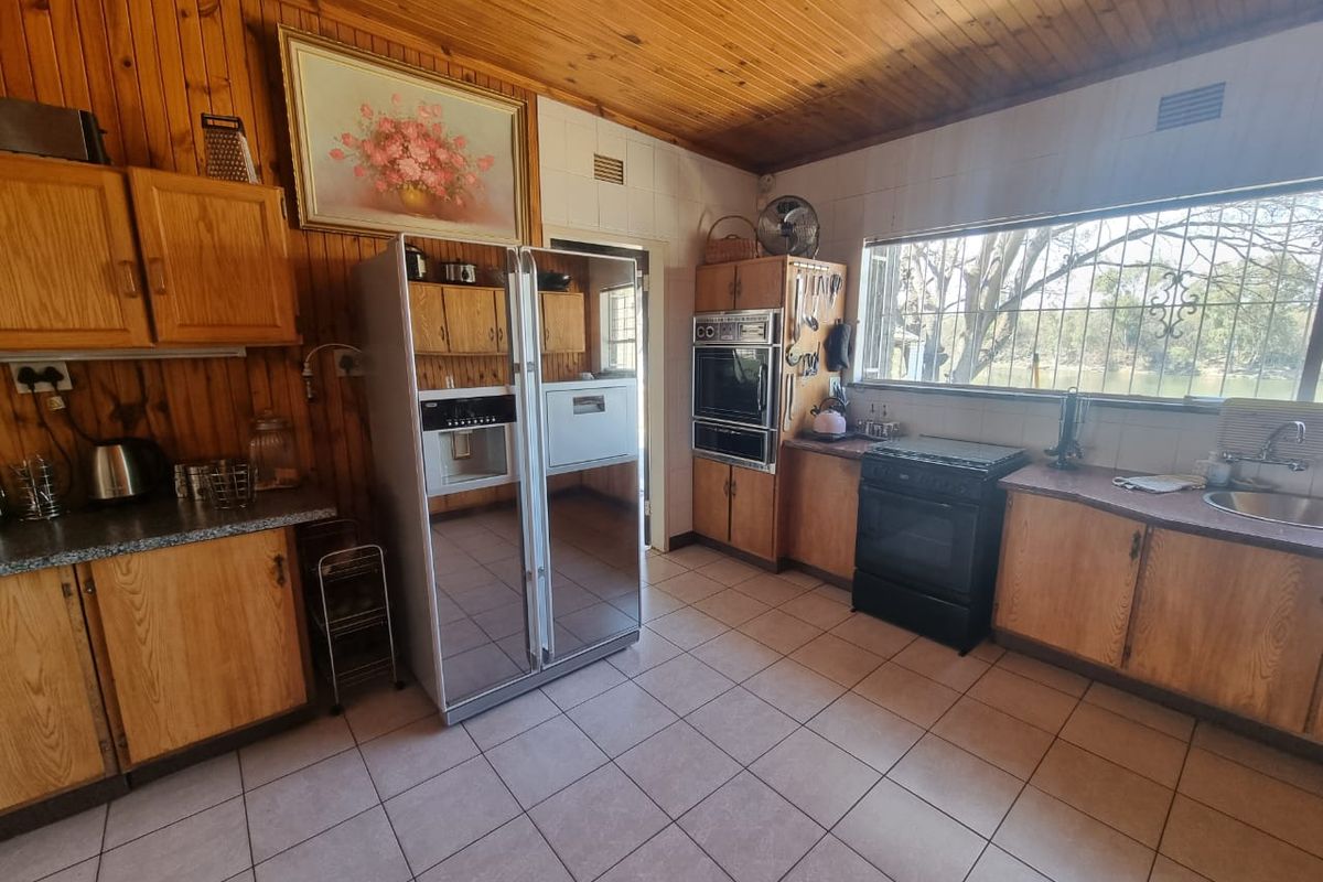 Absolute stunning Riverfront property for sale in Lindequesdrift - Photo 5