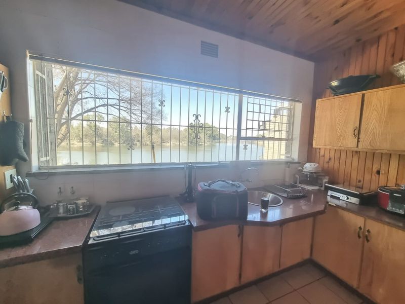 Absolute stunning Riverfront property for sale in Lindequesdrift - Photo 10