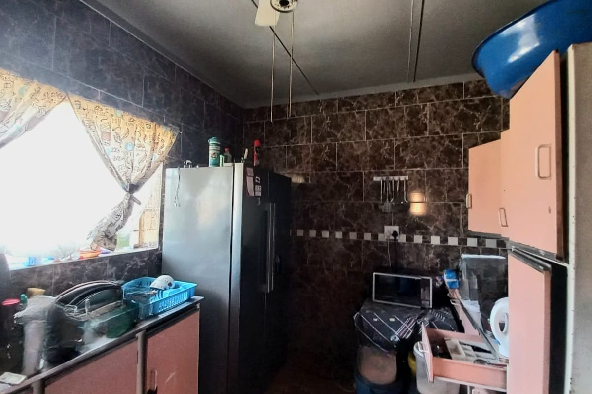Bargain buy in Vanderbijlpark, CW area. - Photo 2