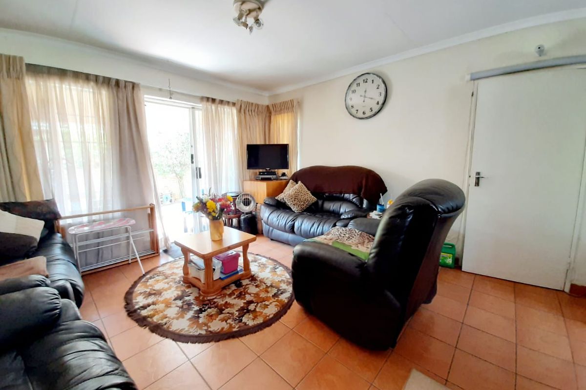 Facebrick townhouse for sale in Sasolburg in popular complex - Photo 3