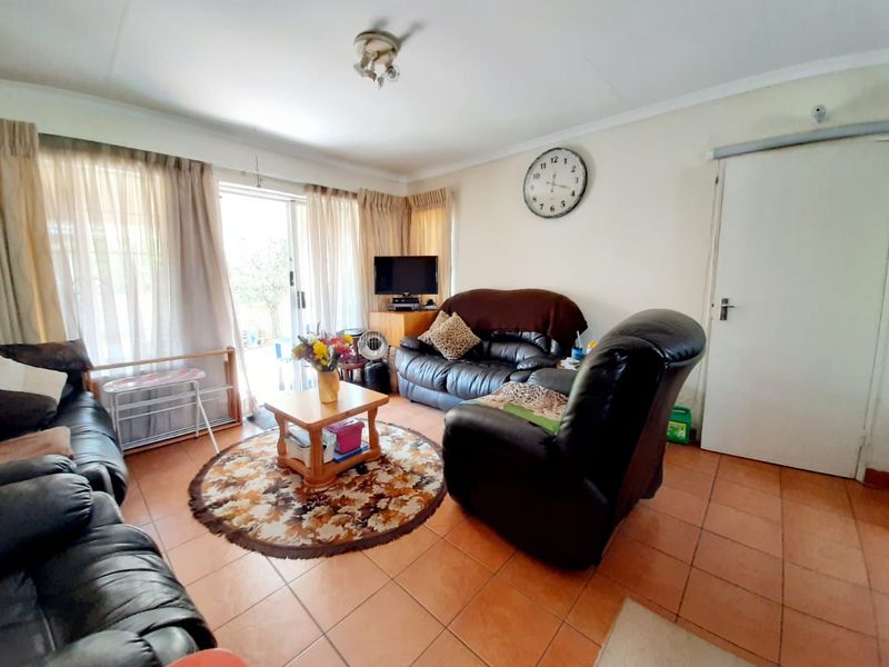 Facebrick townhouse for sale in Sasolburg in popular complex - Photo 3