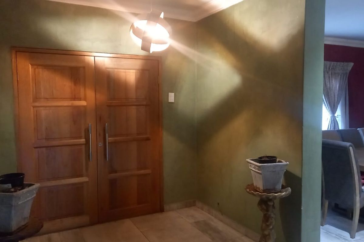 Welcome to this stunning executive home located in a safe and secure neighborhood on South East 4. - Photo 3