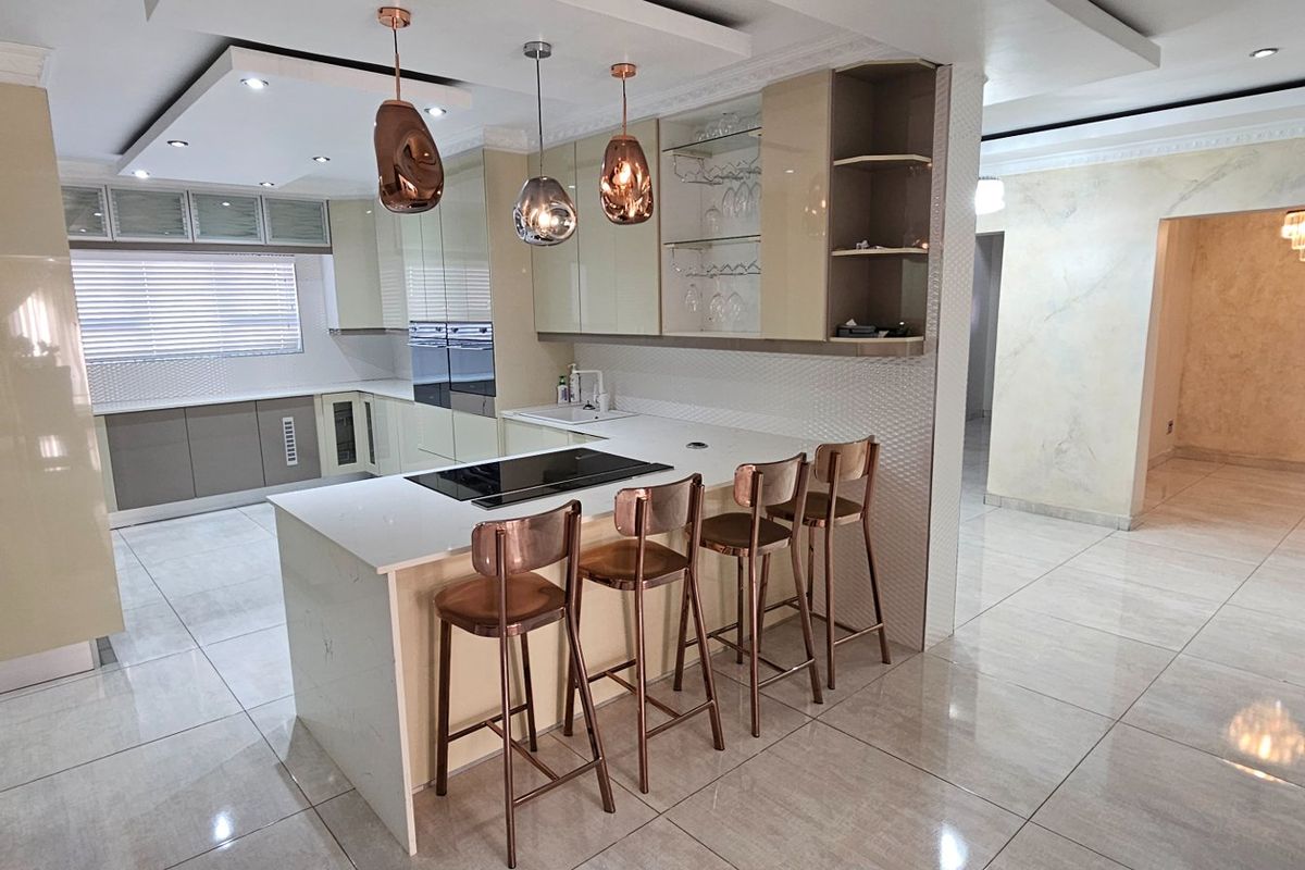 ULTRA-MODERN, 6 BEDROOM,  LUXURY HOME IN A PRESTIGIOUS SECURITY ESTATE – POLOKWANE - Photo 2