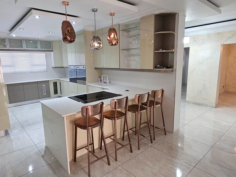 ULTRA-MODERN, 6 BEDROOM,  LUXURY HOME IN A PRESTIGIOUS SECURITY ESTATE – POLOKWANE - Photo 2