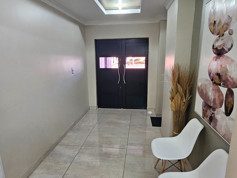 ULTRA-MODERN, 6 BEDROOM,  LUXURY HOME IN A PRESTIGIOUS SECURITY ESTATE – POLOKWANE - Photo 9