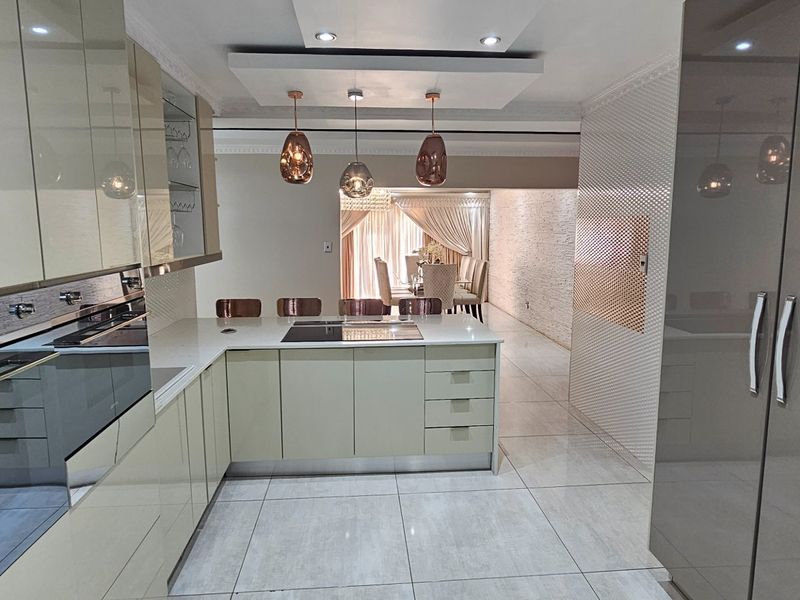 ULTRA-MODERN, 6 BEDROOM,  LUXURY HOME IN A PRESTIGIOUS SECURITY ESTATE – POLOKWANE - Photo 7