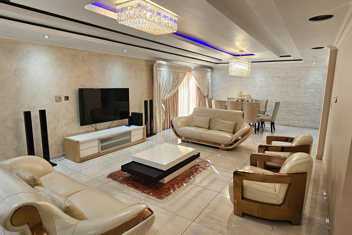 ULTRA-MODERN, 6 BEDROOM,  LUXURY HOME IN A PRESTIGIOUS SECURITY ESTATE – POLOKWANE - Photo 3