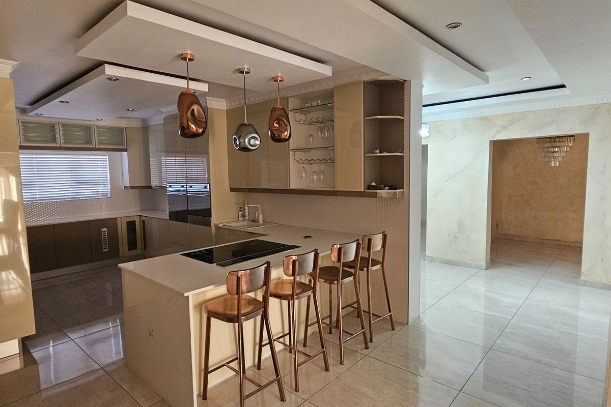 ULTRA-MODERN, 6 BEDROOM,  LUXURY HOME IN A PRESTIGIOUS SECURITY ESTATE – POLOKWANE - Photo 4