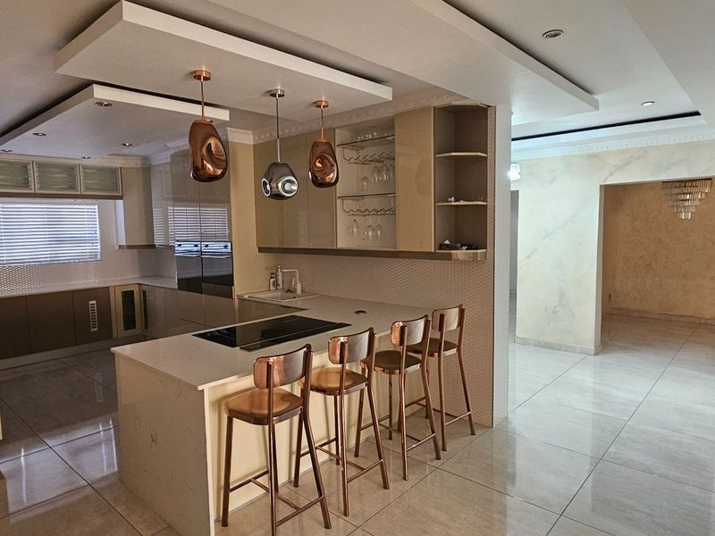 ULTRA-MODERN, 6 BEDROOM,  LUXURY HOME IN A PRESTIGIOUS SECURITY ESTATE – POLOKWANE - Photo 4