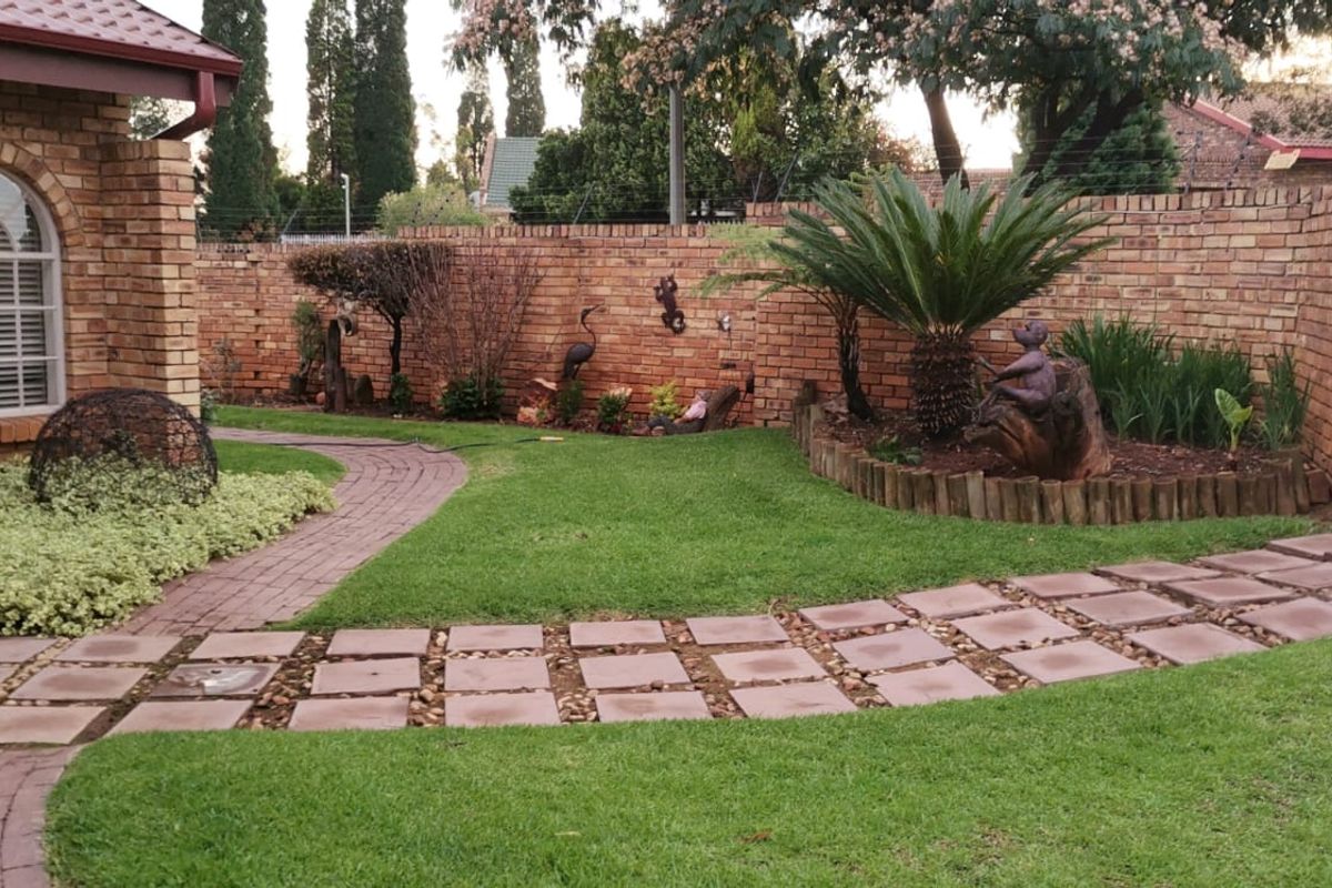 Charming Corner Stand House with A Stunning Green Garden and Impressive Features - Photo 2